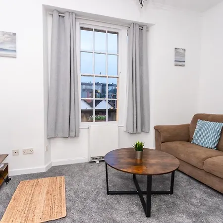 October Disc - Long - Contractors Apartamento Bristol
